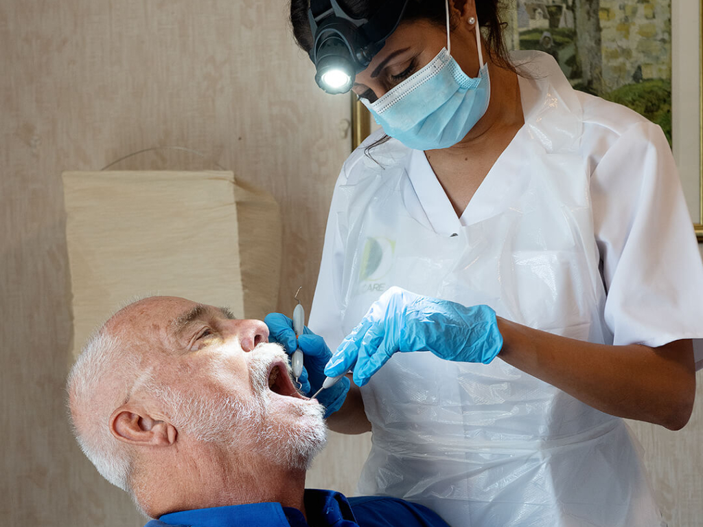 Tandhygienist inom hemtandvård på Oral Care genomför en undersökning hemma hos en patient